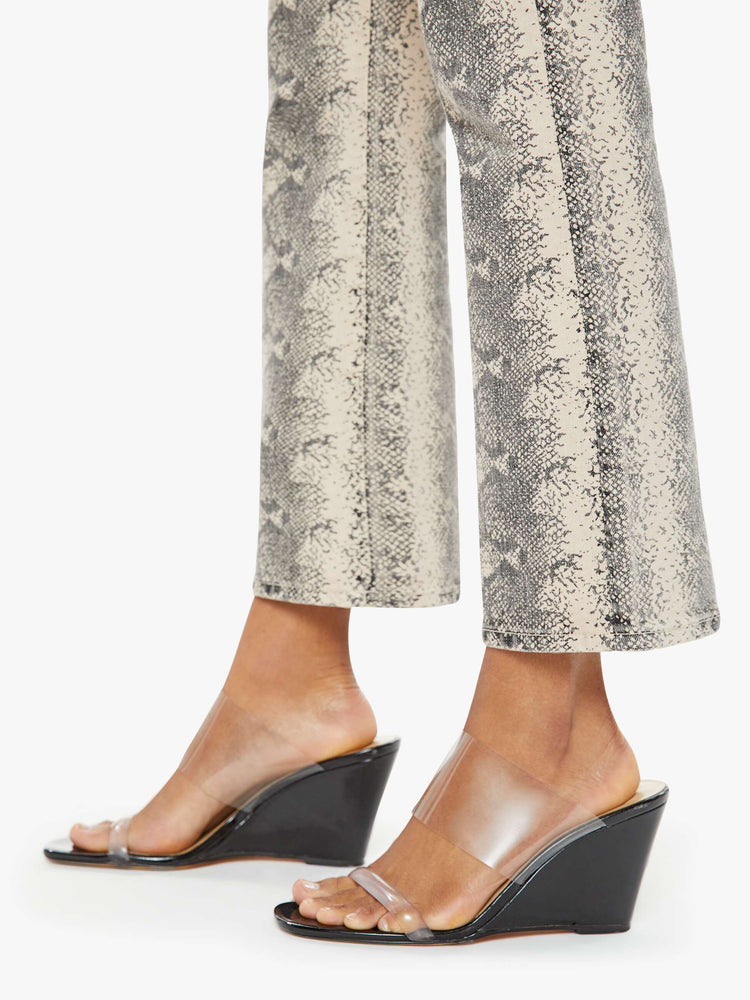 The Hustler Flood in Boa Babe