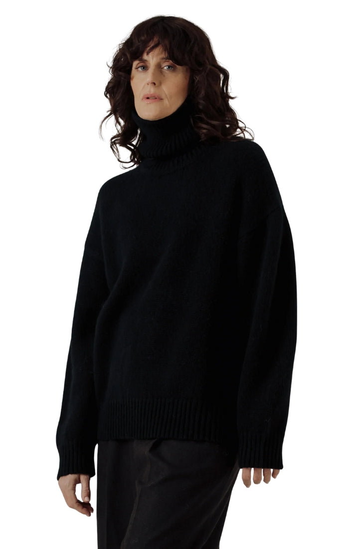 Alpaca Heritage Turtleneck in Black